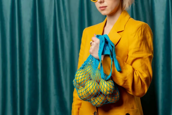 Elegante Donna Ucraina Occhiali Sole Gialli Giacca Con Limoni Borsa — Foto Stock
