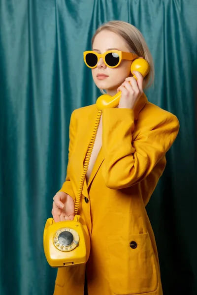 Mulher Ucraniana Elegante Óculos Sol Amarelos Jaqueta Com Telefone Negócio — Fotografia de Stock