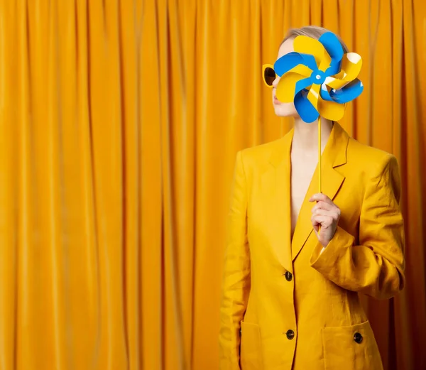 Elegante Mujer Ucraniana Gafas Sol Amarillas Chaqueta Con Volante Fondo — Foto de Stock