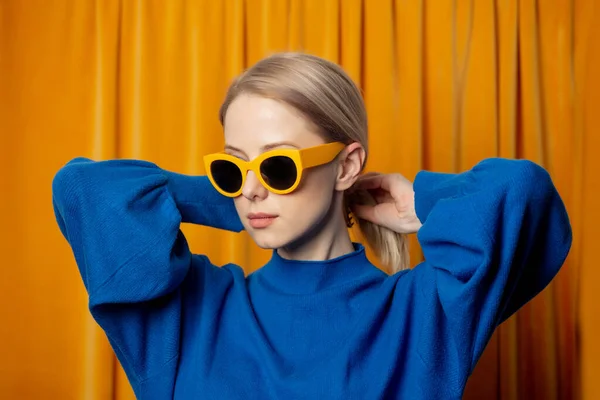 Elegante Mujer Ucraniana Gafas Sol Amarillas Suéter Azul Sobre Fondo —  Fotos de Stock