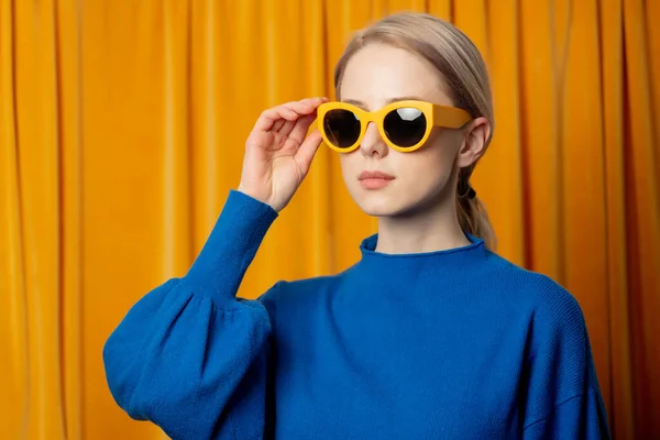 Elegante Mujer Ucraniana Gafas Sol Amarillas Suéter Azul Sobre Fondo —  Fotos de Stock