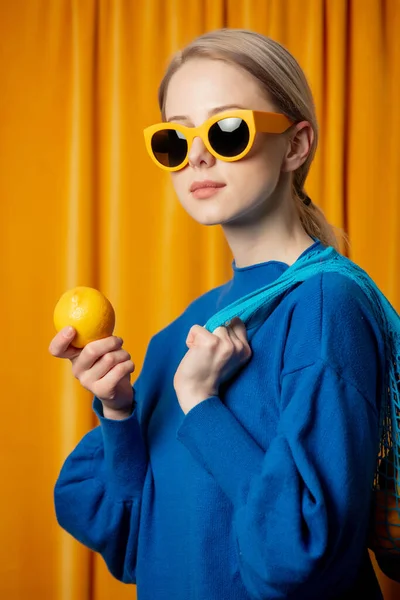 Snygg Ukrainska Kvinna Gula Solglasögon Och Blå Tröja Med Citroner — Stockfoto