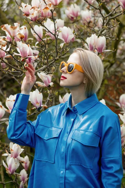 Beautiful Blond Woman Sunglasses Blue Shirt Next Magnolia Tree Spring — Stock Photo, Image