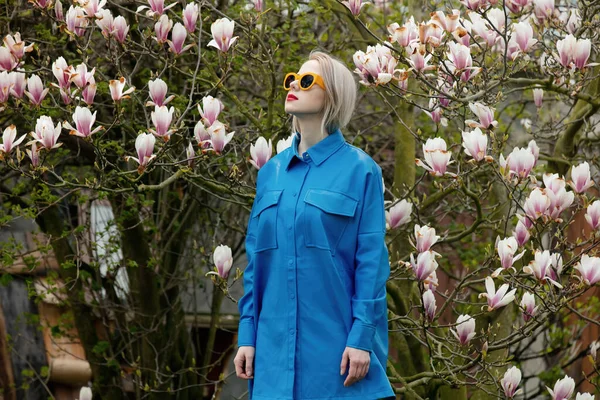 Beautiful Blond Woman Sunglasses Blue Shirt Next Magnolia Tree Spring — Zdjęcie stockowe