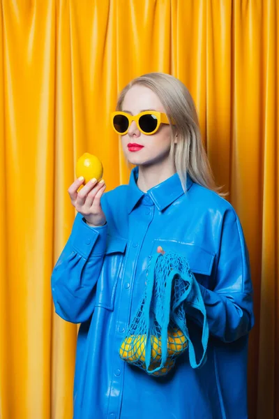 Femme Élégante Chemise Bleue Lunettes Soleil Jaunes Avec Des Citrons — Photo