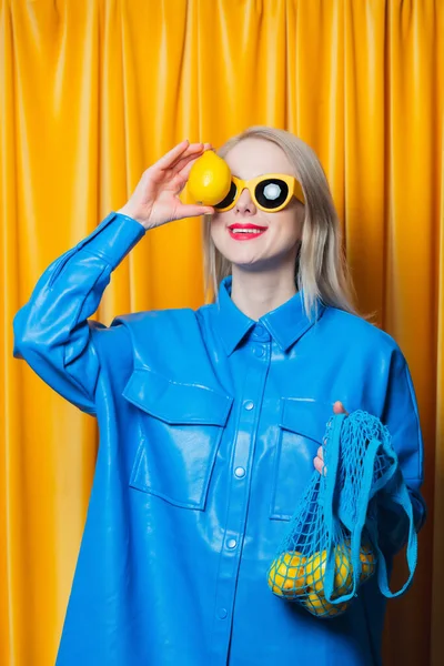 穿着蓝色衬衫 戴着黄色太阳镜 头戴网袋 头戴窗帘的时髦女人 — 图库照片