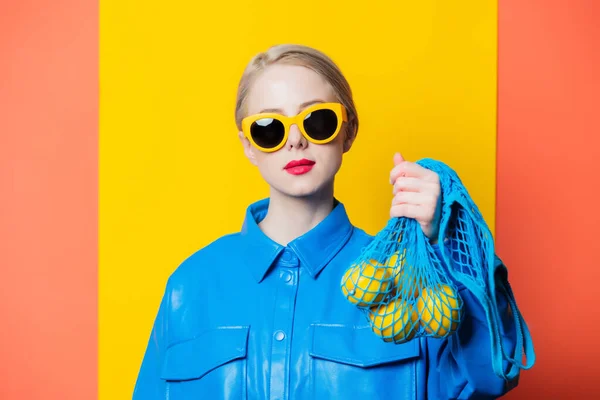 Stylish Woman Blue Shirt Yellow Sunglasses Lemons Net Bag Yellow — Stockfoto