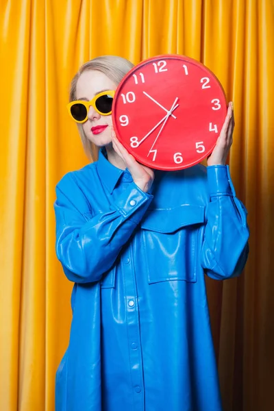 Stijlvolle Vrouw Blauw Shirt Gele Zonnebril Met Rode Klok Gele — Stockfoto