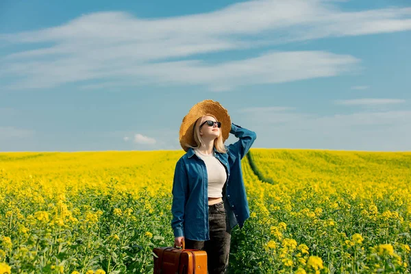 Woman Hat Suitcase Rapeseed Field — 스톡 사진