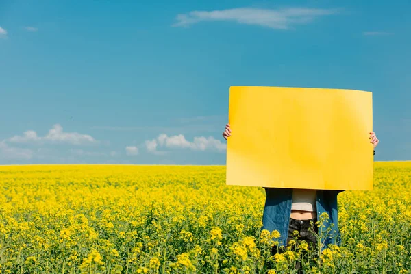 Mulher Com Papel Amarelo Campo Colza — Fotografia de Stock