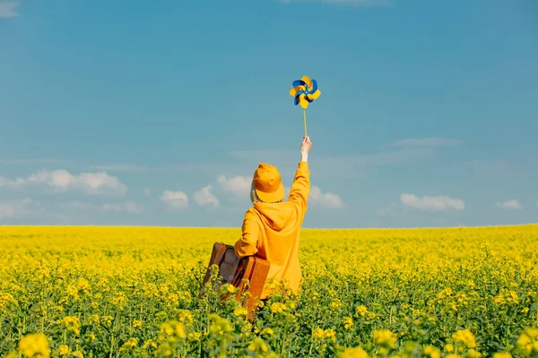 Woman Yellow Hoodie Pinwheel Suitcase Rapeseed Field — 스톡 사진