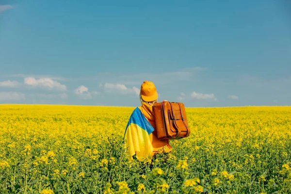 Жінка Жовтій Капюшоні Україніанським Прапором Чемоданом Полі Ріпаків — стокове фото
