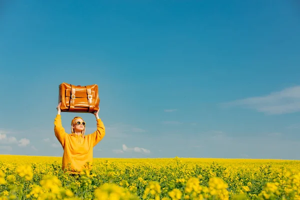 Ukrainian Woman Yellow Hoodie Bag Rapeseed Field — ストック写真