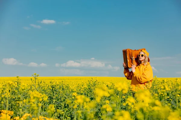 ウクライナ人女性で黄色パーカーでバッグでRapeseedフィールド — ストック写真