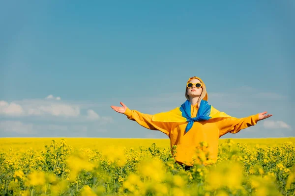 Kvinna Gul Huvtröja Och Ukrainsk Flagga Rapsfrö Fält — Stockfoto