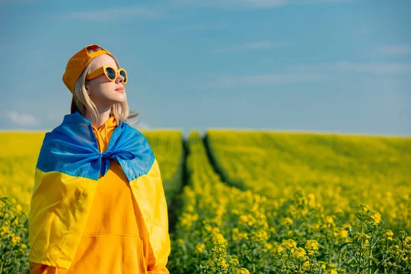 Kvinna Gul Huvtröja Och Ukrainsk Flagga Rapsfrö Fält — Stockfoto