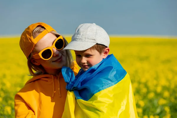 Mother Woth Son Ukrainian Flag Rapeseed Field —  Fotos de Stock