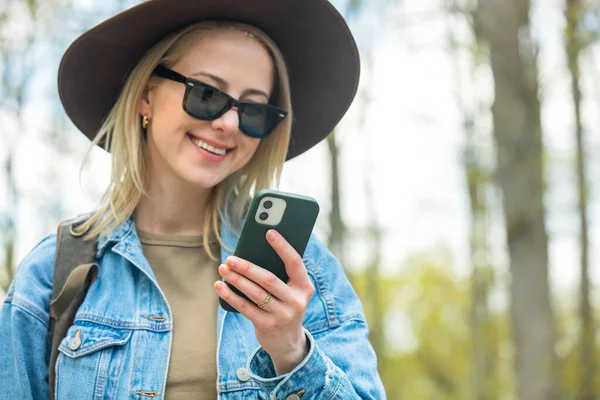 Stylish Woman Hat Sunglasses Looking Mobile Phone Outdoor — Fotografia de Stock