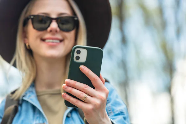 Mulher Elegante Chapéu Óculos Sol Olhando Para Telefone Móvel Livre — Fotografia de Stock