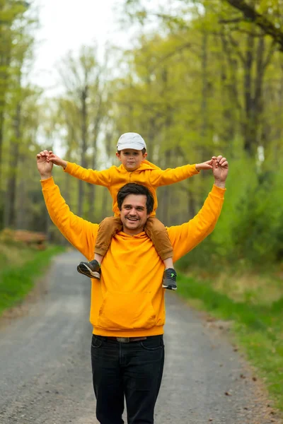 Father Son Yellow Hoodies Forest Spring — Stockfoto