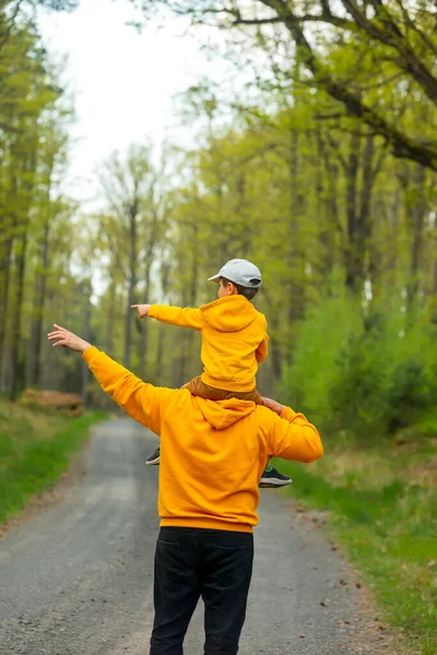 Father Son Yellow Hoodies Forest Spring — Stock Fotó