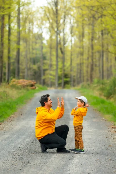 Father Son Yellow Hoodies Forest Spring — Foto de Stock