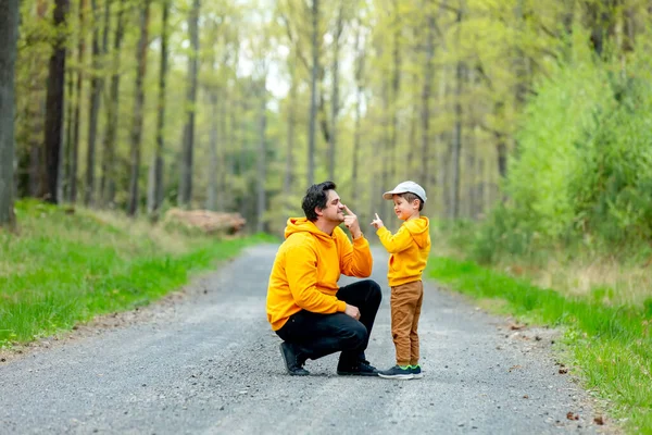 Vater Und Sohn Frühling Gelben Kapuzenpullis Wald — Stockfoto