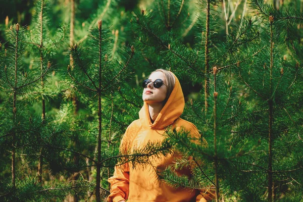 Mädchen Gelbem Kapuzenpullover Hört Den Vögeln Die Kiefernwald Singen — Stockfoto