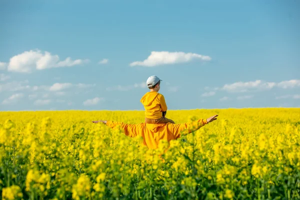 Vader Met Een Zoon Koolzaad Veld Het Voorjaar — Stockfoto