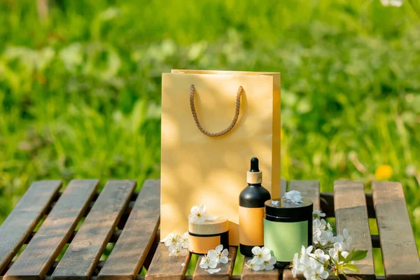 Cosmetic Bottle Jar Next Shopping Bag Wooden Table Blooming Tree — Stockfoto