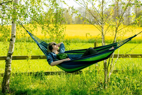 Ung Kvinna Hörlurar Lyssnar Musik Hängmatta Landet — Stockfoto