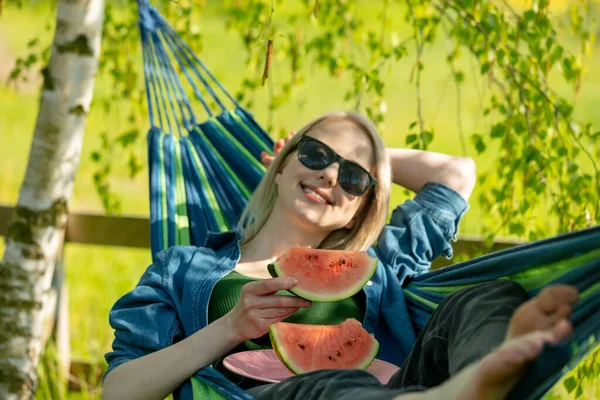 Woman Eating Watermelon Hammock Outdoor — Stock Photo, Image