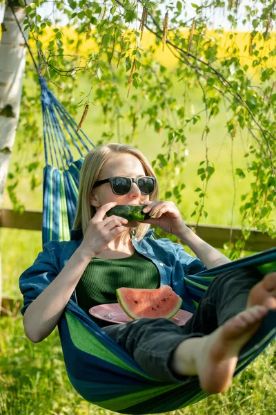 Woman Eating Watermelon Hammock Outdoor — Stock Photo, Image