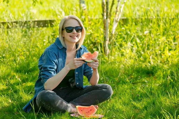 春天在花园里吃西瓜的女人 — 图库照片
