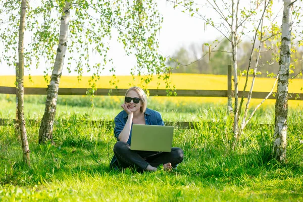 Entwicklerin Arbeitet Mit Computer Freien Garten — Stockfoto