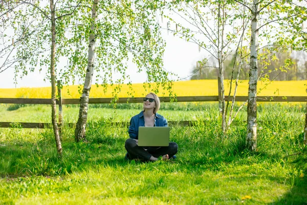 Entwicklerin Arbeitet Mit Computer Freien Garten — Stockfoto