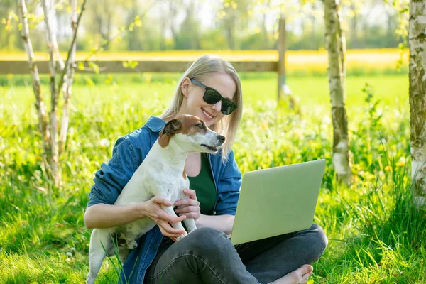 Frau Arbeitet Mit Hund Garten Laptop — Stockfoto