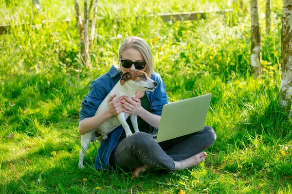 Frau Arbeitet Mit Hund Garten Laptop — Stockfoto
