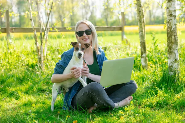 Frau Arbeitet Mit Hund Garten Laptop — Stockfoto