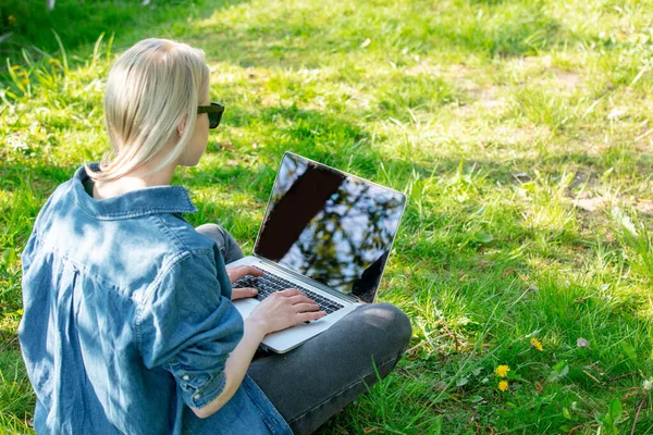 Woman Developer Working Computer Outdoor Garden — Stok fotoğraf