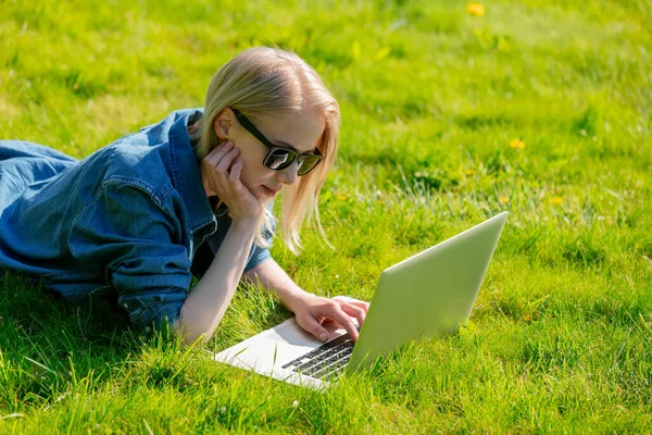 Woman Computer Lying Grass Garden — стоковое фото