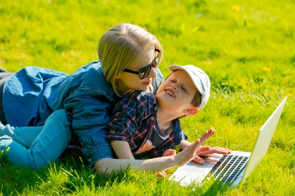 Mother Son Woking Laptop Computer Green Grass Garden — Stock Photo, Image