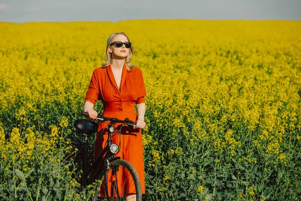 Beautiful Blond Girl Vintage Dress Sunglasses Bicycle Rapeseed Field Spring — Stockfoto