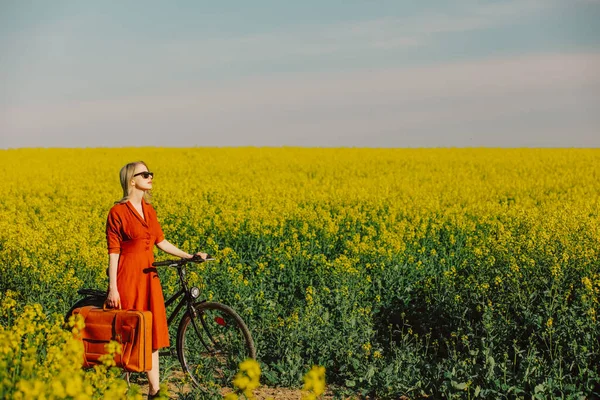 Beautiful Blond Girl Vintage Dress Sunglasses Bicycle Rapeseed Field Spring — 스톡 사진