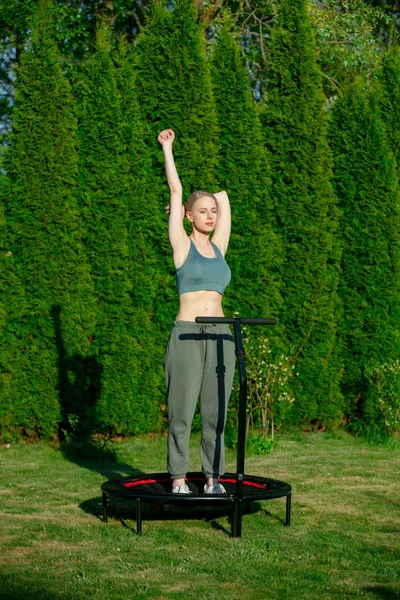 Dívka Dělá Skákání Fitness Trampolíně Přírodě Zelené Trávě Stromy Pozadí — Stock fotografie