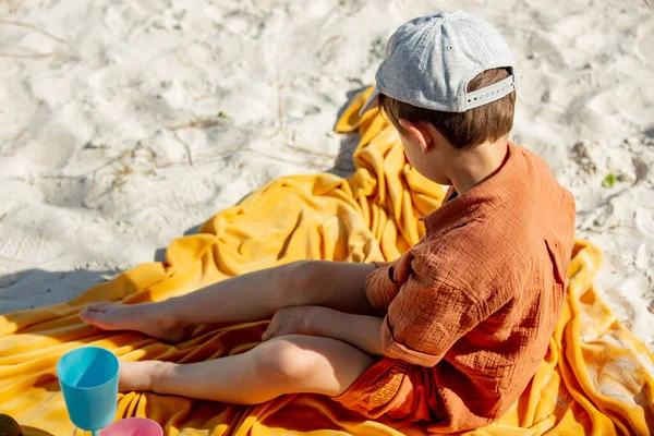 Μικρό Αγόρι Κάθεται Πανί Στην Παραλία Καλοκαίρι — Φωτογραφία Αρχείου
