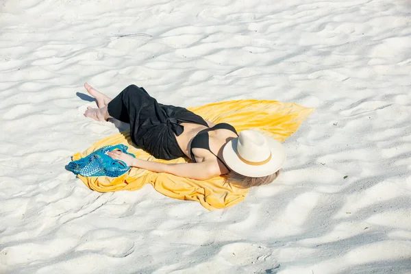 Woman Lying Beach Bikini Realx — Φωτογραφία Αρχείου