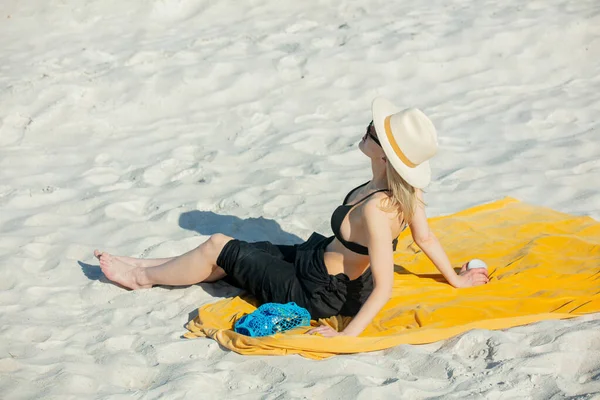 Woman Sits Beach Bikini Realx — Stockfoto