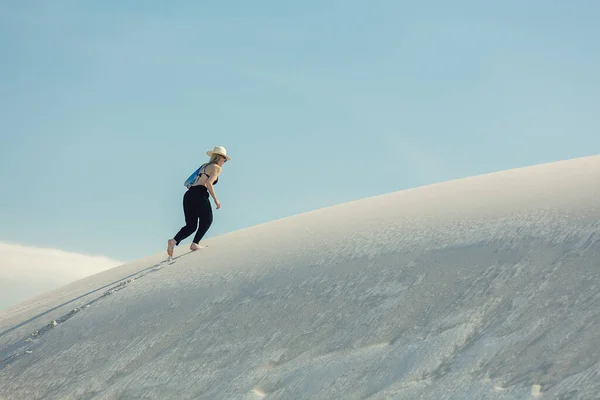 夏天在沙漠的白沙滩上行走的女人 — 图库照片