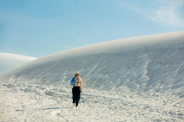 Kvinna Promenader Vit Sand Sanddyn Öknen Sommaren — Stockfoto